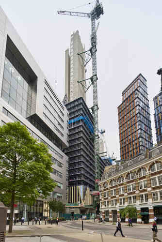 A wide shot of 2 Finsbury Avenue