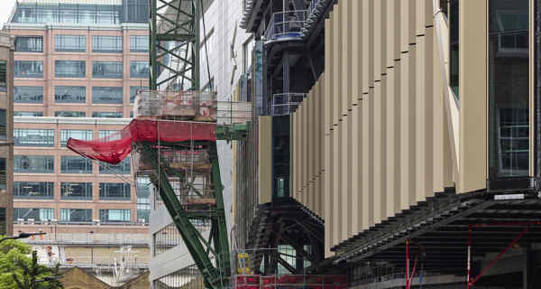 Crane cantilevering out of 2 Finsbury Avenue