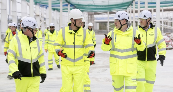 Peter Kyle MP talking to Agratas team members