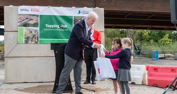tote bag gifts to school kids A533 Topping out
