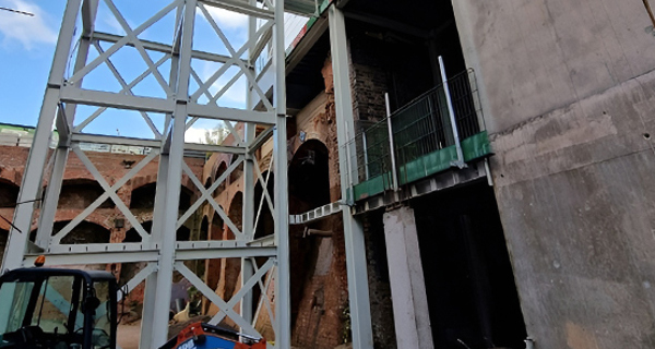 Core 12 pilecap and steelwork, highlighting the proximity of the structure to the existing masonry tunnel structure and the showing the significance of temporary works required during its construction.