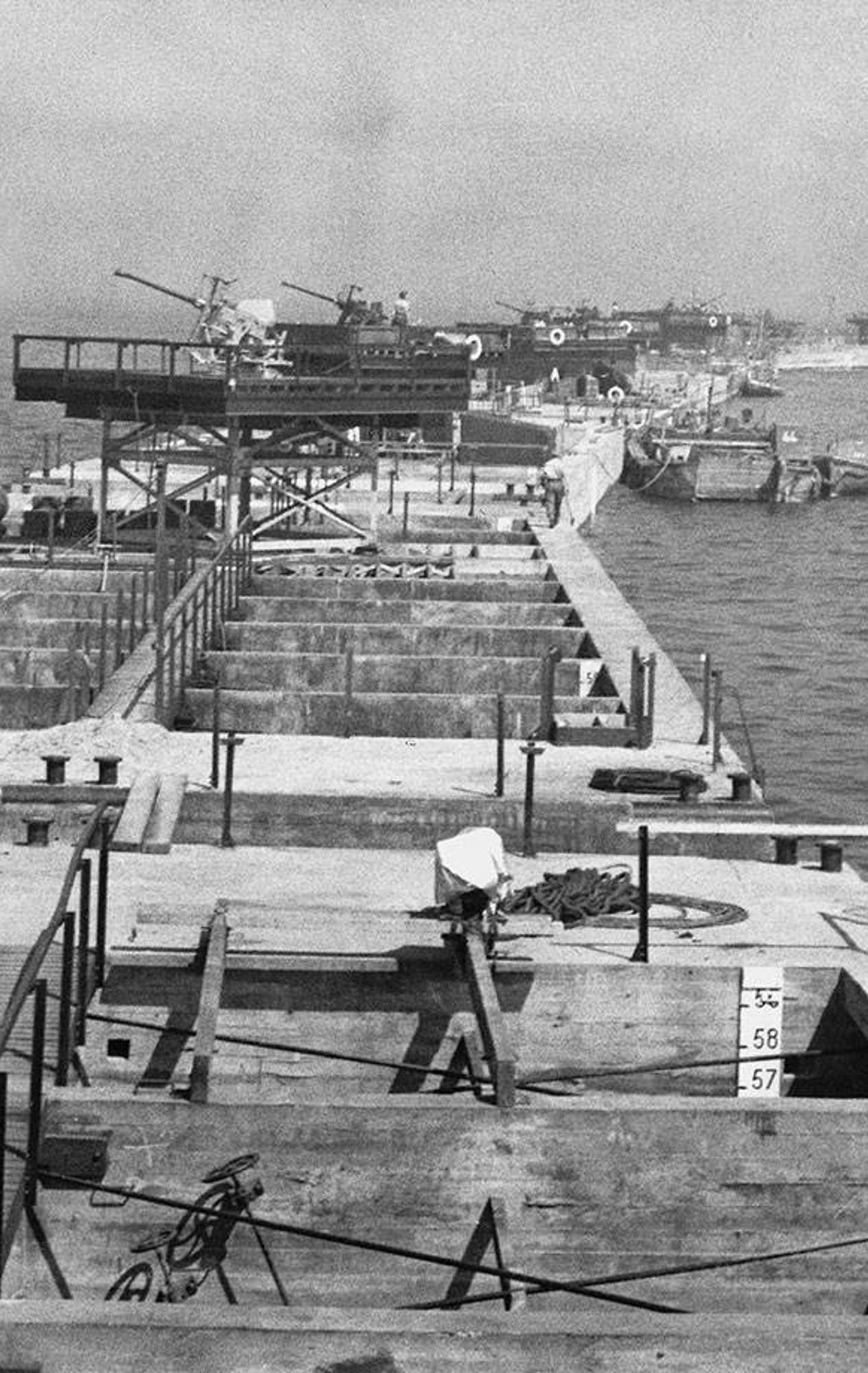  McAlpine workers constructing one of the caissons
